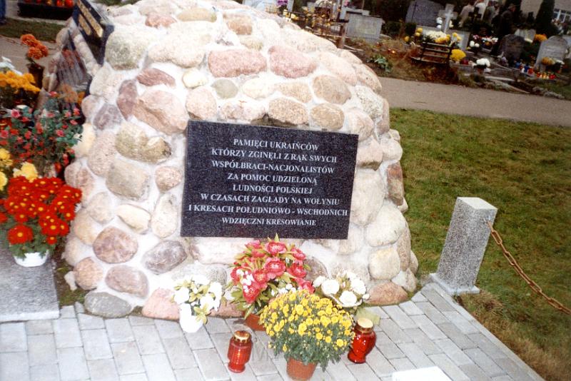 KKE 3317.jpg - Poświecenie symbolicznej mogiły pamięci zbrodni kresowej na cmentarzu komunalnym w Olsztynie, Olsztyn, 2003 r.
